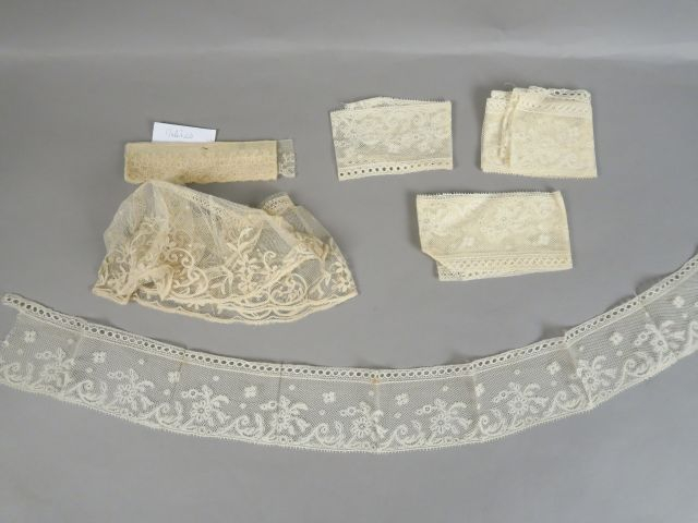 Fanchon pélerine, dentelle aux fuseaux.  XIXème siècle. Bon état d'usa