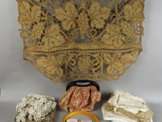 Vente aux enchères Lot de serviettes, de  guipures, de dessus de siège au point. On y joi