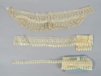 Vente aux enchères Dentelle point de gaze Bruxelles. 1,5 cm x 5,50  On y joint un col en 