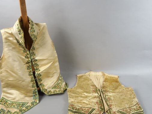 Deux  gilets brodés  XVIIIème.  Tampon  d'un costumier de Marseille. U