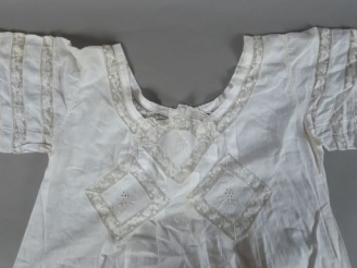 Vente aux enchères Lot comprenant trois chemises de nuit  brodées dont une en mousseline 