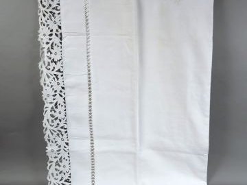 Très jolie parure comprenant un drap en lin chiffré JV, jours à faisce