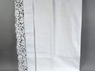Vente aux enchères Très jolie parure comprenant un drap en lin chiffré JV, jours à faisce