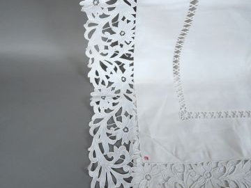 Très jolie parure comprenant un drap en lin chiffré JV, jours à faisce