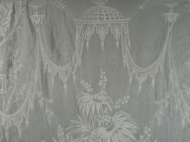 Paire de rideaux  en mousseline blanche, broderie mécanique Cornély dé