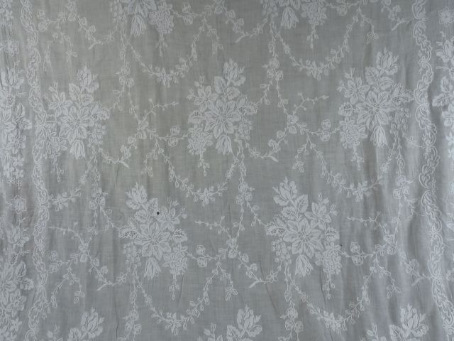 Paire de rideaux  en mousseline blanche, broderie mécanique Cornély dé