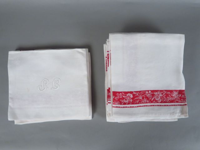 Douze serviettes en lin blanc à liteaux rouges, chifrrées. Très bel ét