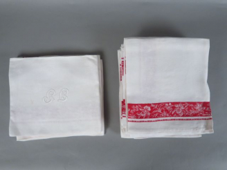 Vente aux enchères Douze serviettes en lin blanc à liteaux rouges, chifrrées. Très bel ét