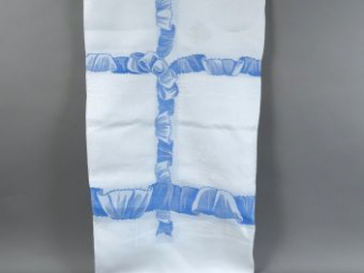 Vente aux enchères Nappe en lin, à decor de liteaux bleus enrubannés, six serviettes à l'