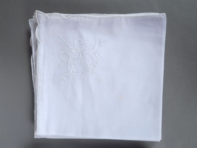 Nappe en lin, à decor de liteaux bleus enrubannés, six serviettes à l'