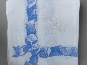 Nappe en lin, à decor de liteaux bleus enrubannés, six serviettes à l'