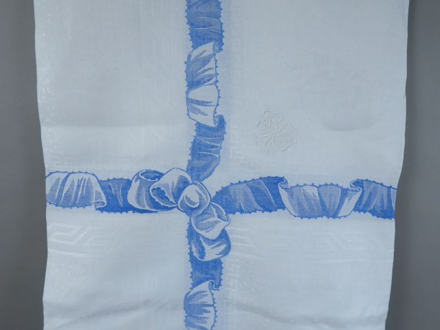 Nappe en lin, à decor de liteaux bleus enrubannés, six serviettes à l'