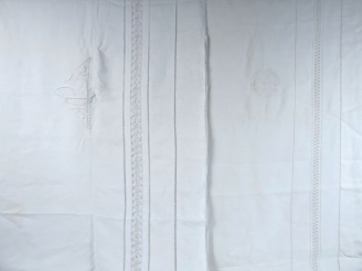 Vente aux enchères Lot de deux draps : - le premier en lin rivières de jours fantaisie et