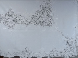 Vente aux enchères Nappe de cérémonie en coton avec  guipures en bordures et en incrustat