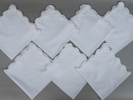 Nappe de cérémonie en coton avec  guipures en bordures et en incrustat