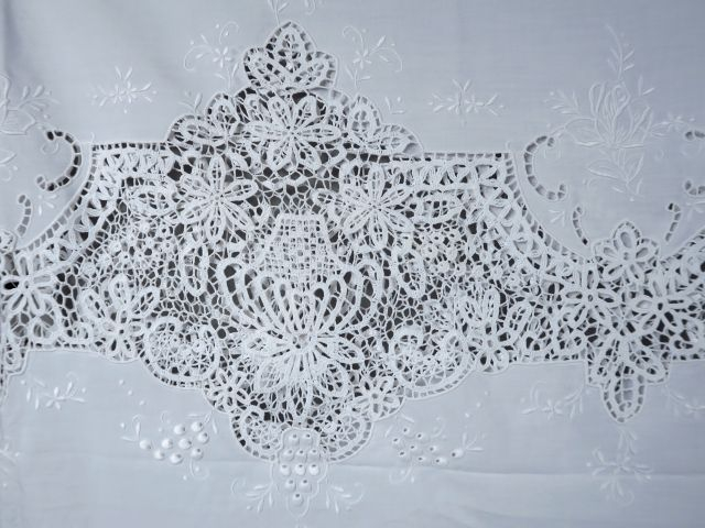 Nappe de cérémonie en coton avec  guipures en bordures et en incrustat