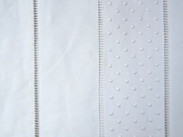 Drap en lin très fin, décor de pois entre deux rivières de jours, déco