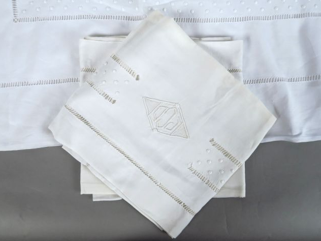 Drap en lin très fin, décor de pois entre deux rivières de jours, déco