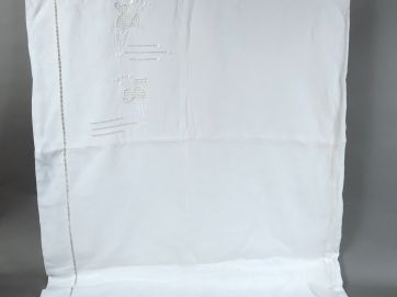 Drap en lin, décor floral  rivière de jours et découverte. Deux taies 