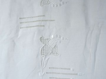 Drap en lin, décor floral  rivière de jours et découverte. Deux taies 