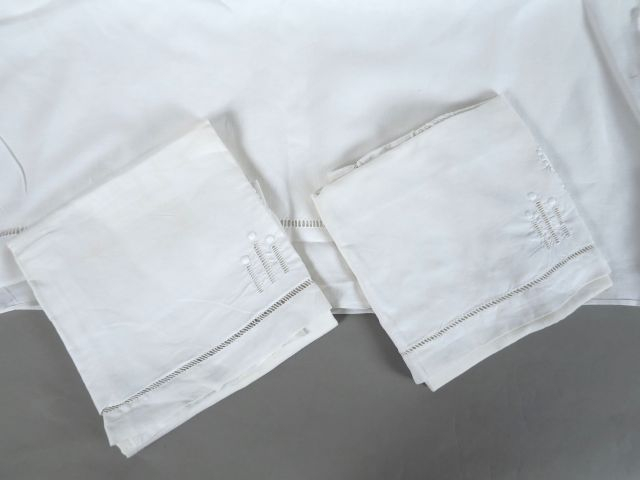 Drap en lin, décor floral  rivière de jours et découverte. Deux taies 