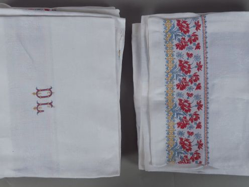 Nappe en lin, ourlet main, décor liteaux polychromes bleu,  rouge, saf