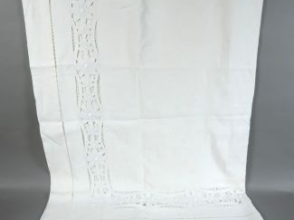 Vente aux enchères Drap en lin, décourverte avec retour, décor de jours et broderie Riche