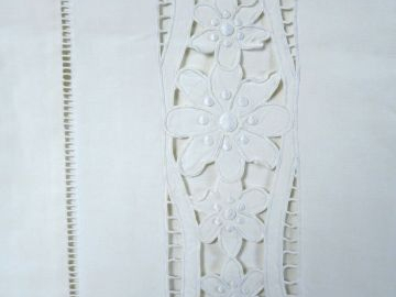 Drap en lin, décourverte avec retour, décor de jours et broderie Riche