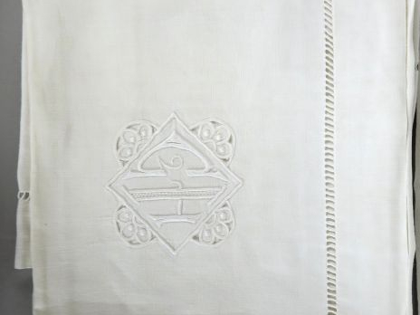 Drap en lin, décourverte avec retour, décor de jours et broderie Riche
