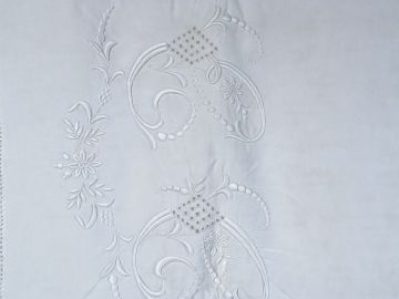 Très joli drap, bodure festonnée avec retour, décor de rivière de jour