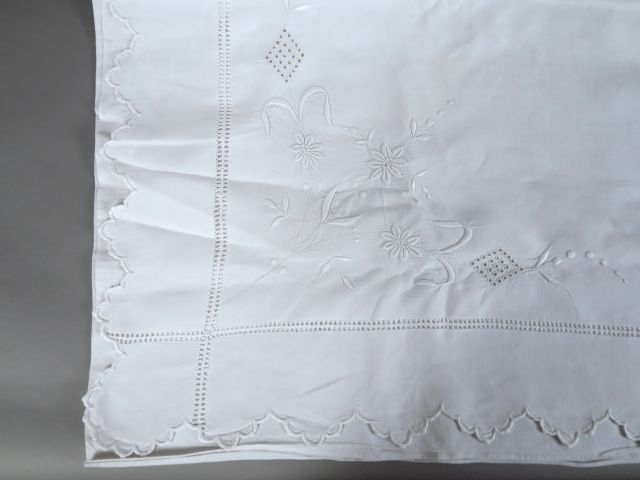 Très joli drap, bodure festonnée avec retour, décor de rivière de jour