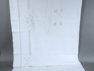 Vente aux enchères Drap en lin,  bordure avec retour, décor de rivière de jours broderies