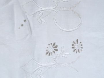Drap en lin,  bordure avec retour, décor de rivière de jours broderies