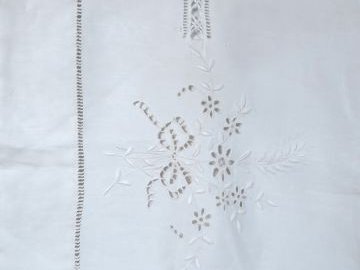 Drap en lin,  bordure avec retour, décor de rivière de jours broderies