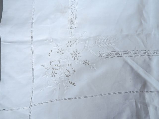 Drap en lin,  bordure avec retour, décor de rivière de jours broderies
