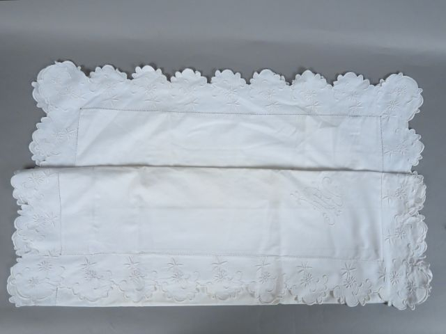 Paire de taies d'oreillers coton, brodées et festonnées en bordure. Be