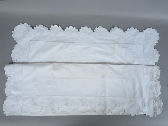 Vente aux enchères Paire de taies d'oreillers coton, brodées et festonnées en bordure. Be