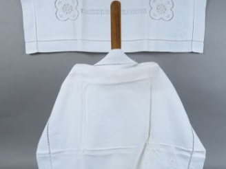 Vente aux enchères Deux taies d'oreillers brodées dépareilées. Bel état.