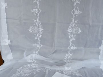 Vente aux enchères Magnifique nappe de cérémonie en organdi, broderie main, point d'ombre