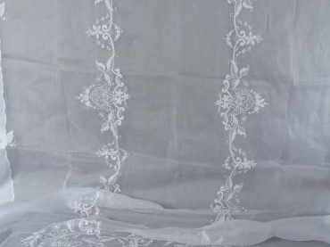 Magnifique nappe de cérémonie en organdi, broderie main, point d'ombre