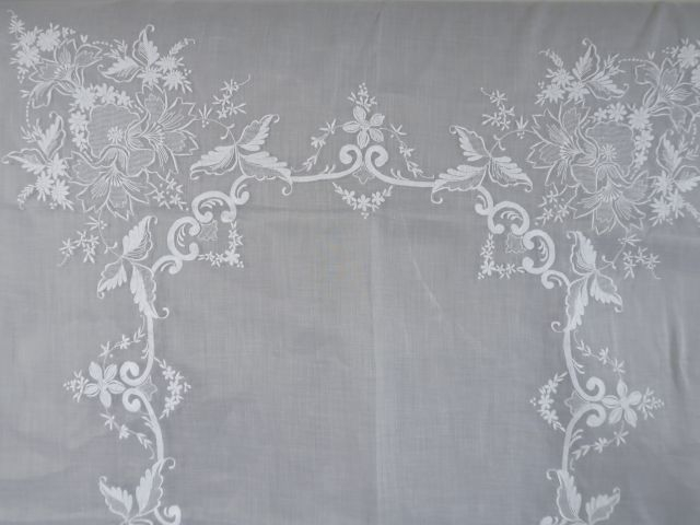 Magnifique nappe de cérémonie en organdi, broderie main, point d'ombre