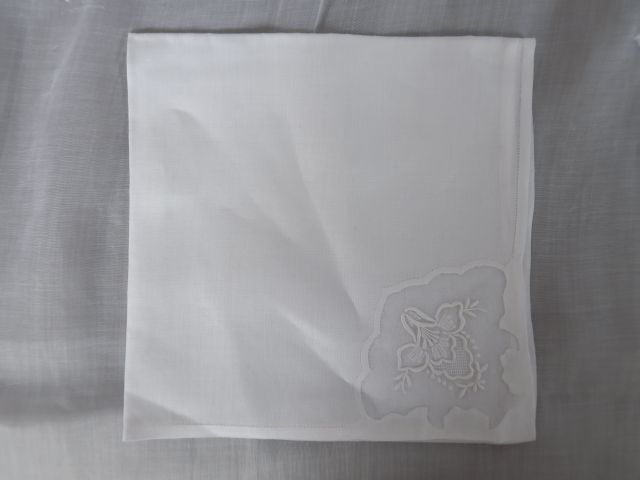 Magnifique nappe de cérémonie en organdi, broderie main, point d'ombre