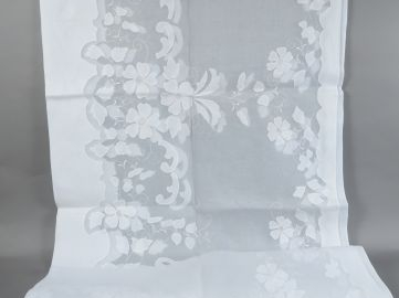 Très belle nappe en organdi, broderie main décor floral et incrustatio