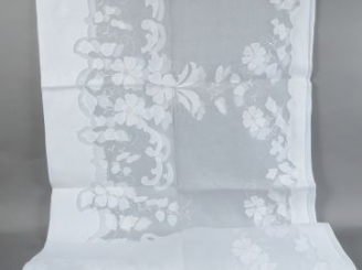 Vente aux enchères Très belle nappe en organdi, broderie main décor floral et incrustatio