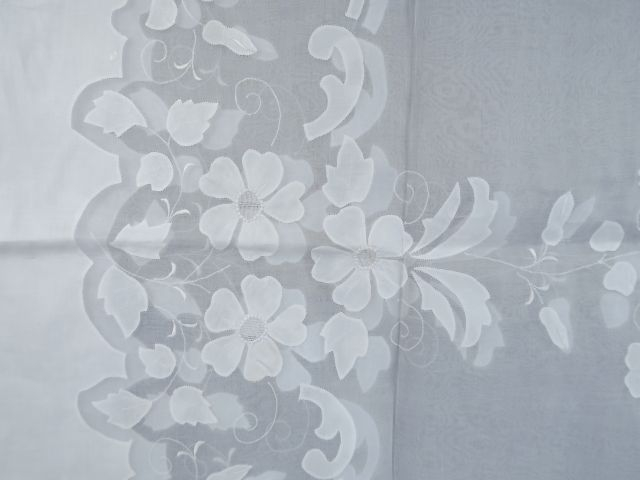 Très belle nappe en organdi, broderie main décor floral et incrustatio