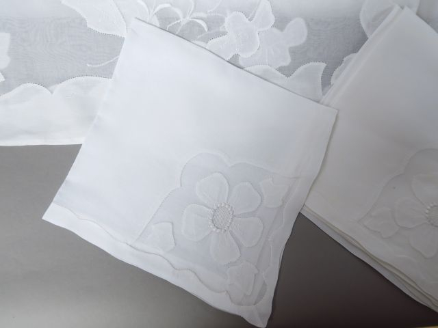 Très belle nappe en organdi, broderie main décor floral et incrustatio