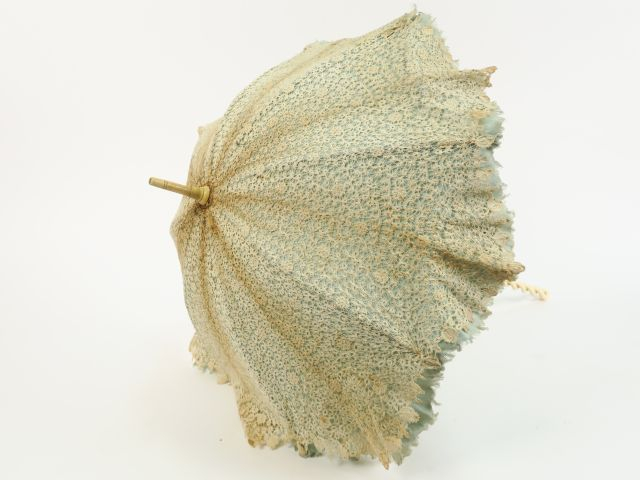 Ombrelle manche en ivoire, pavillon en dentelle au lacet, doublure soi