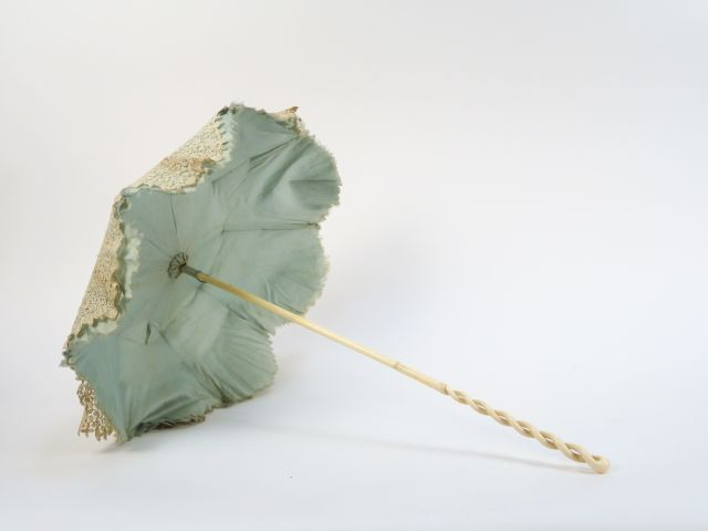 Ombrelle manche en ivoire, pavillon en dentelle au lacet, doublure soi