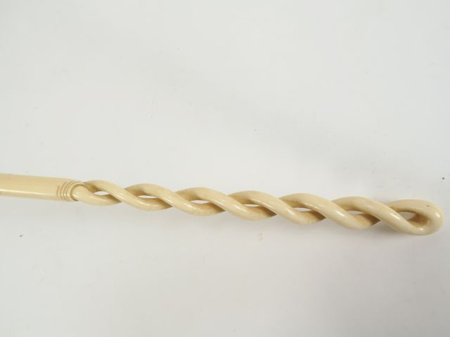 Ombrelle manche en ivoire, pavillon en dentelle au lacet, doublure soi
