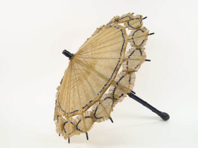 Lot de trois ombrelles manche bois, l'une pavillon en tulle, l'autre e